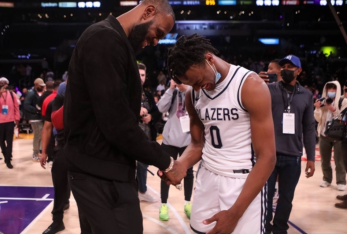 星空体育-NBA联赛宣布暂停赛事！球迷们心情复杂，赛场骚动情何以堪？