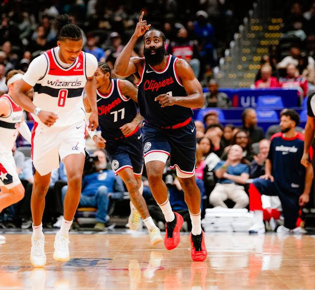 星空体育-NBA总冠军抢夺淘汰赛大战，精湛技术让人惊叹