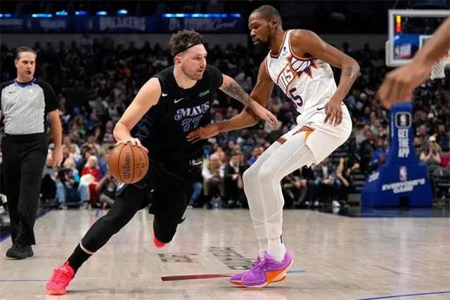 星空体育-NBA季后赛战局激烈东西部球队争夺总冠军